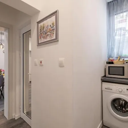 Cozy&spacious Flat With Private Terrace, Top Center