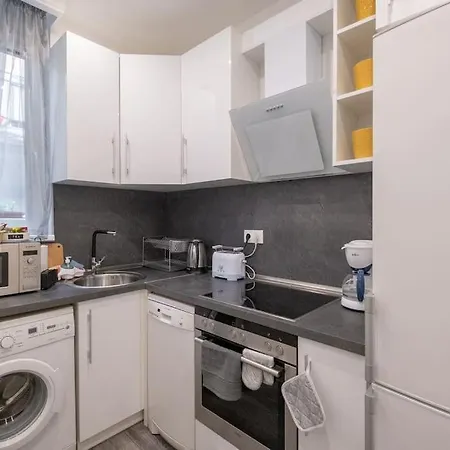 Апартамент Cozy&spacious Flat With Private Terrace, Top Center