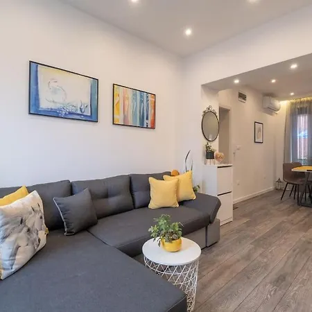 Апартамент Cozy&spacious Flat With Private Terrace, Top Center *