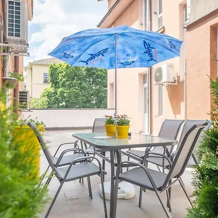 Cozy&spacious Flat With Private Terrace, Top Center