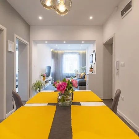 Cozy&spacious Flat With Private Terrace, Top Center